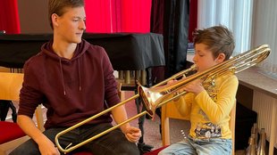 Junge lernt Posaune