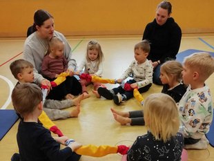 Kinder sitzen im Kreis